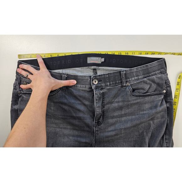 Torrid skinny bombshell black wash destroyed raw hem stretch SOFT jeans 24R HR - Picture 5 of 8